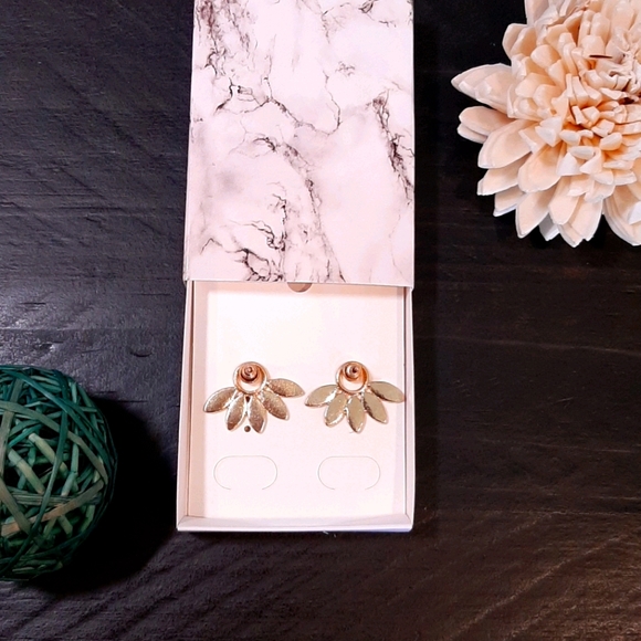 🍁 BOHO Flower Stud Earrings Gold Tone Leaf Shape - Picture 3 of 10